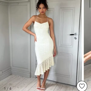 Vit klänning  - Endast testad! Kunde inte skicka tillbaka och den satt inte bra på min kroppstyp därav säljer! Köpt för 499 och säljer för 300!