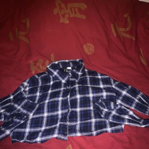Top från hm 60kr - Top från hm divided nypris ca 140kr mitt pris 60kr då den är oanvänd bara legat i en garderob ett tag! Storlek S jätte fin som shorta över annan top och självklart som den är bara!