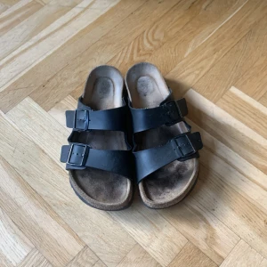 Birkenstock - Ett par feta birkenstock i storlek 42 använda en sommar Hör av dig vid en fråga 