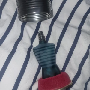 Jean Paul Gaultier Le Male  - Använt ungefär 10 ml av den. Har kvitto, den har varit i sin förpackning hela tiden jag har haft den. Nypris 700kr mitt pris 400kr