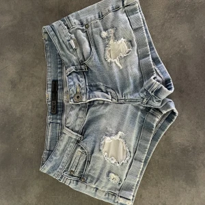 Lågmidjade only jeansshorts  - Supersnygga lågmidjade jeansshorts ifrån only, sjukt snygga nu till sommaren och passar till allt! Knappt använda! Högsta bud just nu: 375 kr💗