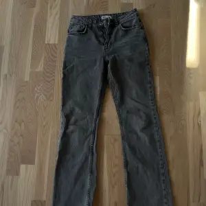 säljer dessa populära lågmidjade jeans raka/bootcut ben från gina tricot. mörkgråa strl xs. 100kr + ev frakt🩵