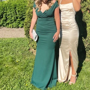 Balklänning/långklänning - Mörkgrön balklänning/långklänning använd endast 1 gång på bal, som nyskick🙌🏼 (nypris 1000 kr)