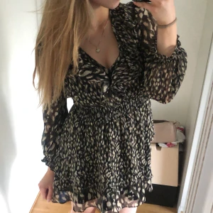 Klänning Zara - Säljer denna så fina klänningen från Zara då den inte används längre❣️ storlek M men passar M-xs