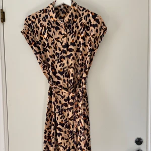 Leopard print klänning  - Storlek: S  Leopard klänning Kolla bild tre för referens