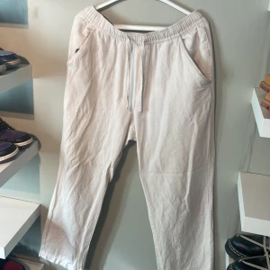 Linne byxor - Linne byxor från Lager 157. Typ som nya, knappt använda. Storlek L. Beige-vit färg. 