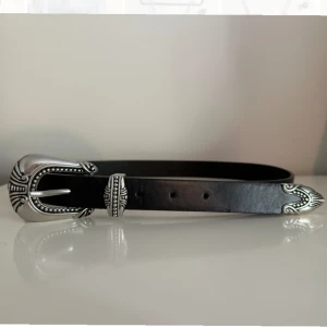 Bälte - Använd en gång, har en liten skada (se sista bilden). 