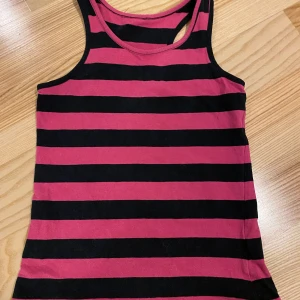 Randigt linne strl 130 - Saknar lappar men jag uppskattar storleken till 130. Kolla gärna in mina andra annonser för samfrakt.  Jag säljer mycket barnkläder just nu. Katt finns i hemmet (allergivänlig ras).