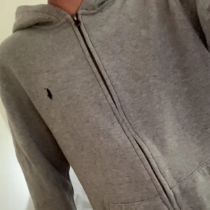 Ralph lauren zip  - Fet Raffe hoodie i färgen grå, den är i fint skick, storlek 18-20 år men passar dig om du är runt 170 