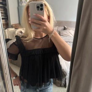 Zara mesh blus - Säljer denna SUPER trendiga mesh blusen från zara som verkligen är SÅ HIMLA SNYGG🌸🌸🌸🌸