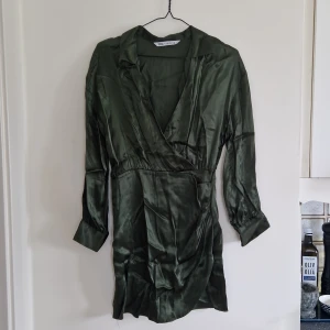 Mrökgrön Zara klänning - Slits. Djup urringning. Ignore the wrinkles 😂