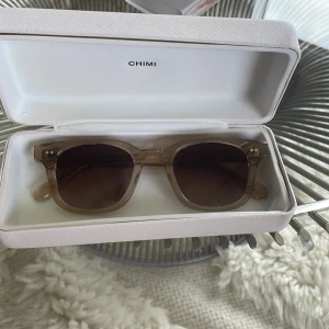 Chimi glasögon - Jag säljer ett par beige chimis i Mosel 02  för att dem är lite försmå på mitt ansikte boxen är lite sönder men solglasögonen är i ett bra skick dem är använd extremt lite. Ny pris 1250