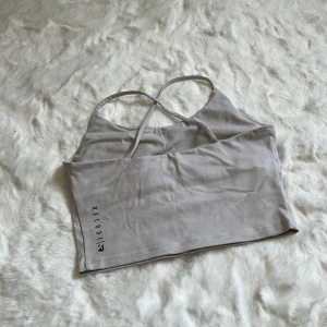 Relode topp - En topp från relode, bra skick men den vita färgen har blivit snäppet mörkare i tvätten. 🫶