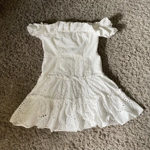 Zara klänning - Säljer nu denna jättefina och populära klänningen från Zara då den tyvärr inte passade mig!! Den finns inte längre att köpa från Zara och den är perfekt till flera tillfällen nu i sommar!!💕💕