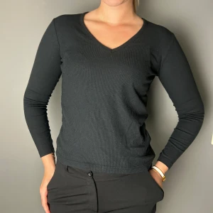 Långärmad  - Ribbad långärmad med snygg v-ringning. Sparsamt använd 