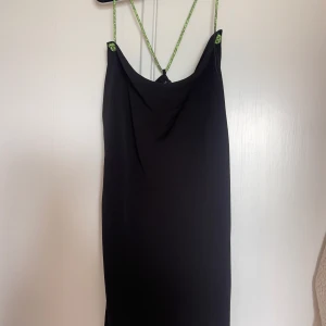 Klänning - Jättefin klänning från ZARA med gröna strass detaljer.