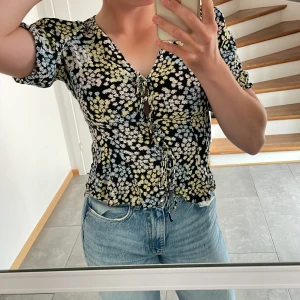 Blommig blus - Mycket fin och somrig blus i fint skick