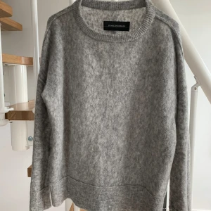 Stickad tröja från By Malene Birger - Grå stickad tröja från By Malene Birger, väldigt fint skick! Storlek S (är lite oversize så passar även en M)