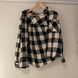 Rutig skjorta  - Rutig skjorta strl M men liten i storlek. Från HM. Säljes pga för liten. Väl använd men i fint skick.