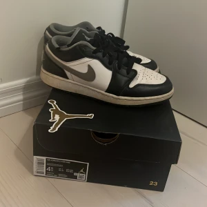 Air Jordan 1 low - Snygga air Jordan 1 Low, lite slitna i hälen och därav priset. Klistermärket följer med, köpta i Nike butiken i täby! 