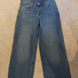 Weekday Ample Jeans - Weekday Ample Low Loose Jeans  För stor därav aldrig använd  Skriv vid frågor