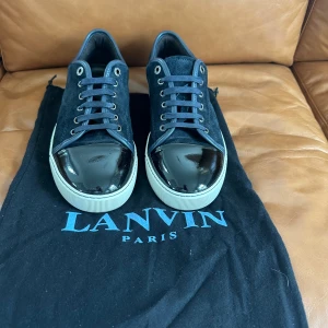 Lanvin skor - INTRESSEKOLL! på dessa feta navy blåa lanvin skor i strlk 42! skon är helt ny och mockan och captoen är 10/10!!. dustbag medföljer! hör av er vid frågor & bilder!!🤩🤩