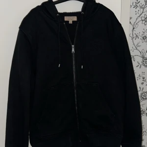 Burberry zip hoodie - En burberry zip hoodie i storlek XL säljes på grund av att den inte kommer till användning. Den är knappt använd och hoodien är i riktigt bra skick…