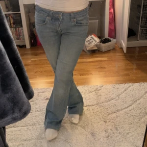 Lågmidjade bootcut jeans - Säljer mina fina lågmidjade jeans i bootcut då dem inte kommer till användning. Dem är omsydda i längden, skriv privat för fler bilder ❤️ Pris kan absolut diskuteras ❤️