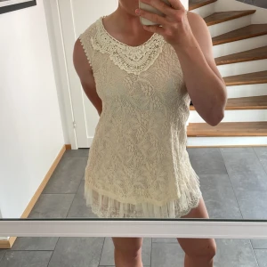 Spetsklänning - Kort spetsklänning i fint skick Storlek: väldigt kort klänning men skulle säga mellan xs/s