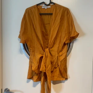 Blus med knytning - Superfin blus med knytning som tyvärr inte kommer till användning! 