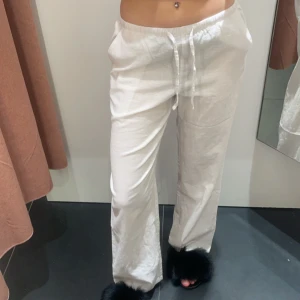 linnebyxor  - linnebyxor från gina tricot på barnstorleken i storlek 158 till storlek 164, använda två gånger men dom kommer inte till användning, är en storlek xs s och är 1,73 lång o de sitter bra på mig