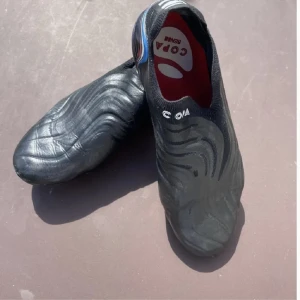 Adidas copa 41 1/3  - Säljer dessa skor, använda men i bra skicka. 7/10 i skick 