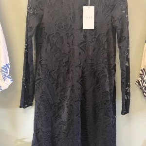 Ny klänning från Vila - Svart spets klänning Stl. XS Ny med lappar Nypris: 399.95kr 