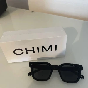 Chimi 04 - Svarta chimis i modellen 04, box osv ingår. (Lånade bilder) 