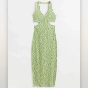 Somrig klänning! - Helt omöjlig att ta bild på så tog en bild från Hm! Väldigt smickrande och somrig, har endast avvänt en gång men den är tyvärr för liten för mig!