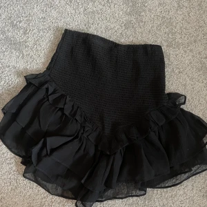 svart kjol - basic svart kjol med lite volanger ner till, perfekt skick.