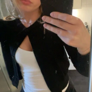 Kofta med knappar - Kofta från bikbok i storlek S, sitter lika som den jag har på mig på första bilden men med en lite djupare V-ringning, den jag säljer är aldrig använd 💕