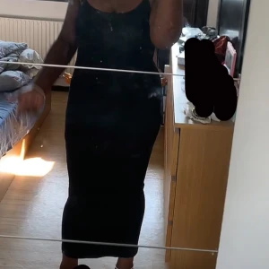 Maxiklänning - Fin sommarklänning i skönt och strechigt material  Använd 1 gång - nyskick Har att kors i ryggen och är storlek M/L💕