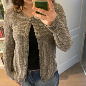 Fint tröja - Den är i jättebra skick, meddela gärna om ni har frågor 👍😊