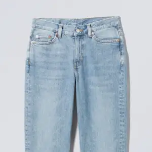 Säljer dessa skitsnygga weekday jeansen, de är lowrise och har den perfekta passformen. Säljer då de blivit för korta… 