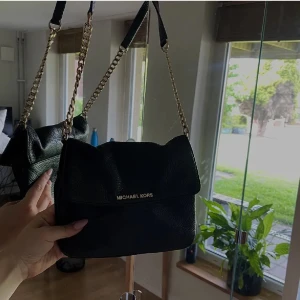 Michael Kors Crossbody Guld - Michael Kors Crossbody Guld i fint skick!  Säljes pga för mycket väskor. 