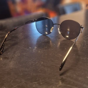 Alexander mcQueen solglasögon Herr - Säljer nu brillorna till billigt pris då jag köpt nya, runt 2370kr nya säljer nu för 700 eller högat budande. Endast haft på mig fåtal gånger 