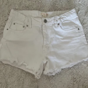 Vita shorts  - Vita shorts från Gina tricot i storleken 152