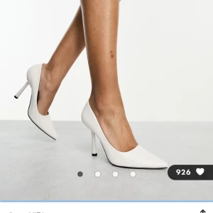 Nya Klackskor  - Helt nya vita klackskor. Dem är jättefina men tyvärr förstora för mig därav anledningen till att jag säljer 