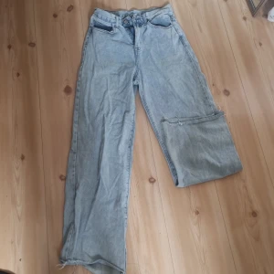 3 olika byxor - Första paret är från Gina 🤍 Inköpspris: 600kr  Andra paret är från Vero Moda 🤍 Inköpspris: 550kr  Tredje paret är från Asos 🤍 Inköpspris: 450kr  Alla är använda cirka 2-5 gånger, men säljes pga för stora 💕