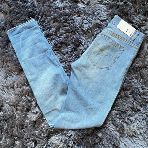 Tiger of Sweden jeans  - Säljer ett par snygga ljusblå Tiger of Sweden jeans🐅👖 i riktigt bra skick med den populära passformen slimfit. Det är schyssta slitningar vid fickan. Orginal pris ligger runt 1600, vårt pris 399🤑💸. Hör av vid frågor!🤝