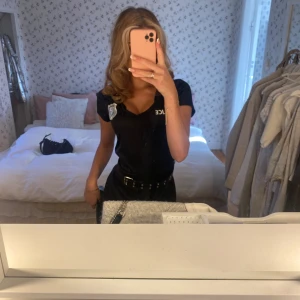 Polisdräkt - säljer polisdräck, endast använd en gång! I storlek XS/S Medkommande skärp och polismössa! nypris 359kr men säljer för 199kr