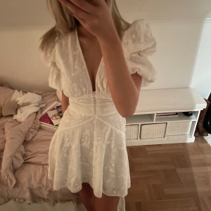 Vit adoore klänning  - Modellen Sicily Mini Dress. Vit klänning från adoore. Använd 1 gång perfekt för midsommar och sommaren. 1000kr är lägsta jag säljer för!  Köp direkt för 1200kr