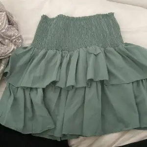 En trendig kjol i moss grön