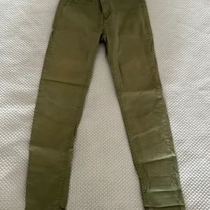 Jeans - Så fina och sköna speciellt på sommaren och de är ganska lätta så man kommer inte känna att det är varmt när man har på sig den rekommenderar starkt💚